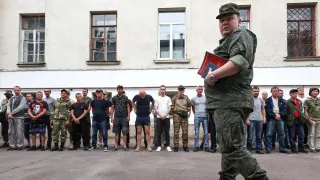 Минобороны подготовило поправки, позволяющие проверять военнослужащих на алкоголь прямо в частях с помощью экспресс‑тестов и алкотестеров, без обязательной доставки в медучреждение. Инициатива связана с трудностями освидетельствования в условиях боевых действий и сообщениями о массовом наборе в армию людей с алкогольной зависимостью.