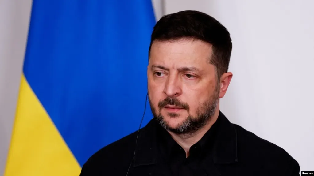 Президент Украины считает, что предложение о перемирии на период празднования Дня Победы выглядит как попытка обеспечить спокойный военный парад в Москве, после чего боевые действия могут возобновиться. При этом он поддерживает инициативы, направленные на защиту гражданских и обмен пленными.
