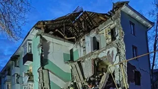 В Сызрани один из беспилотников при массированной атаке попал в многоэтажный жилой дом, частично обрушив подъезд. Спасатели извлекли из-под завалов 11 человек, среди них двое детей. Атака сопровождалась ограничениями в работе аэропортов в ряде регионов.