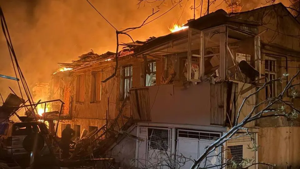 В Одессе в результате ночной атаки российских беспилотников повреждены жилые дома: погибли два человека, 15 ранены, десятки жителей эвакуированы. Удары по гражданской инфраструктуре ранее были нанесены также по Днепру, Сумам и другим городам Украины.