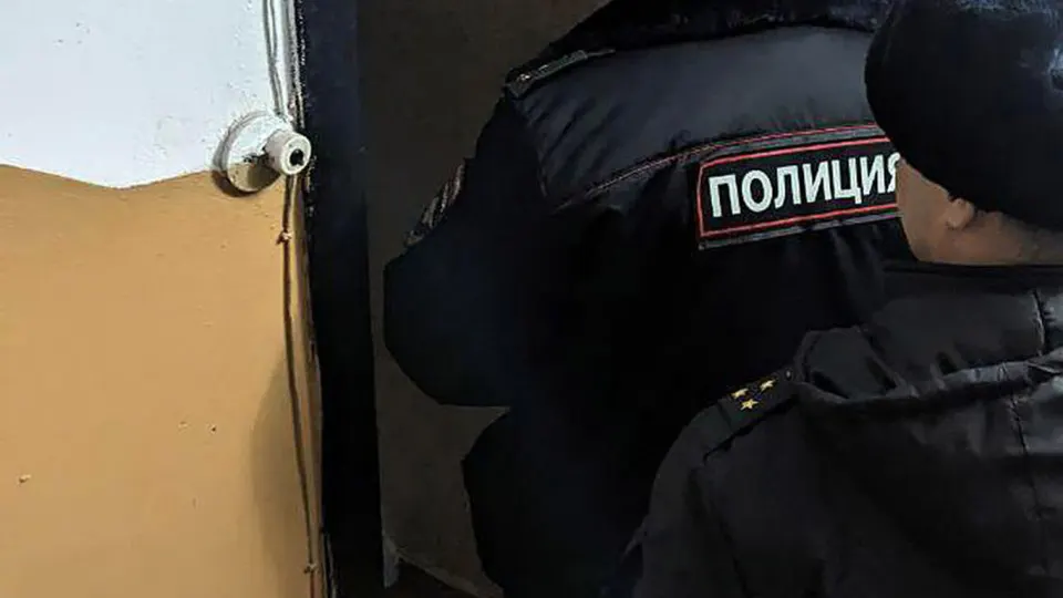 ФСБ задержала двоих подозреваемых, один из них — несовершеннолетний. По делу о хулиганстве проводятся следственные действия. Инцидент произошёл на фоне масштабной блокировки Telegram и резкого роста скачиваний VPN.