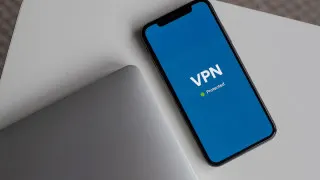 Мобильные операторы не успевают технически запустить помегабайтную оплату международного трафика сверх 15 ГБ с 1 мая и добиваются переноса сроков до осени.