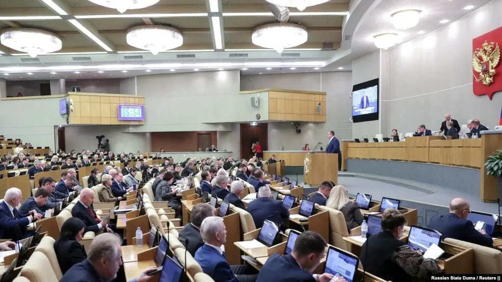 Депутаты планируют расширить перечень административных правонарушений, за которые могут привлекать граждан, находящихся за пределами РФ, и предусмотреть меры обеспечения — вплоть до ареста имущества по решению суда.
