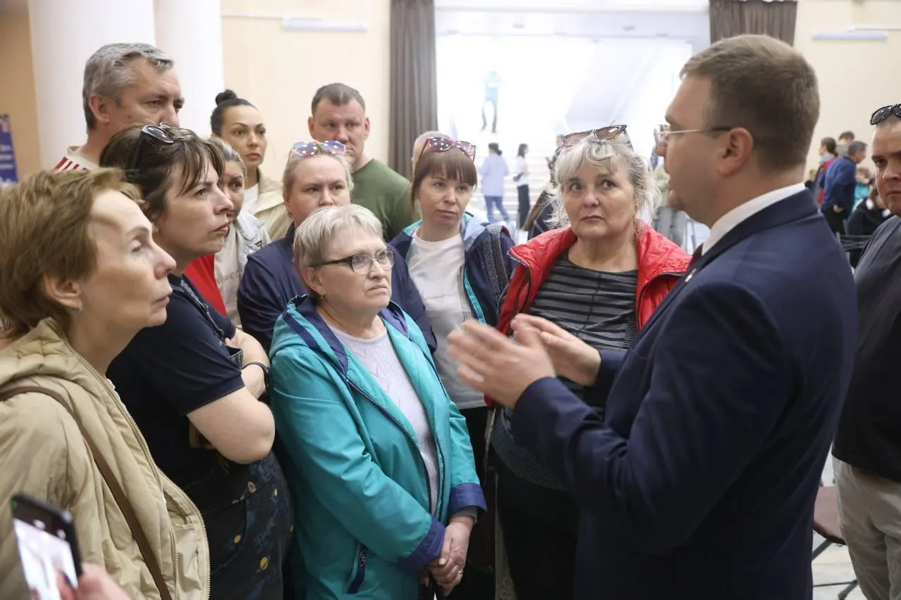 Жильцы временно размещены в пункте помощи; им организовали горячее питание и психологическую поддержку. Дом оцеплен, специалисты проводят осмотр перед решением о возвращении людей в квартиры.