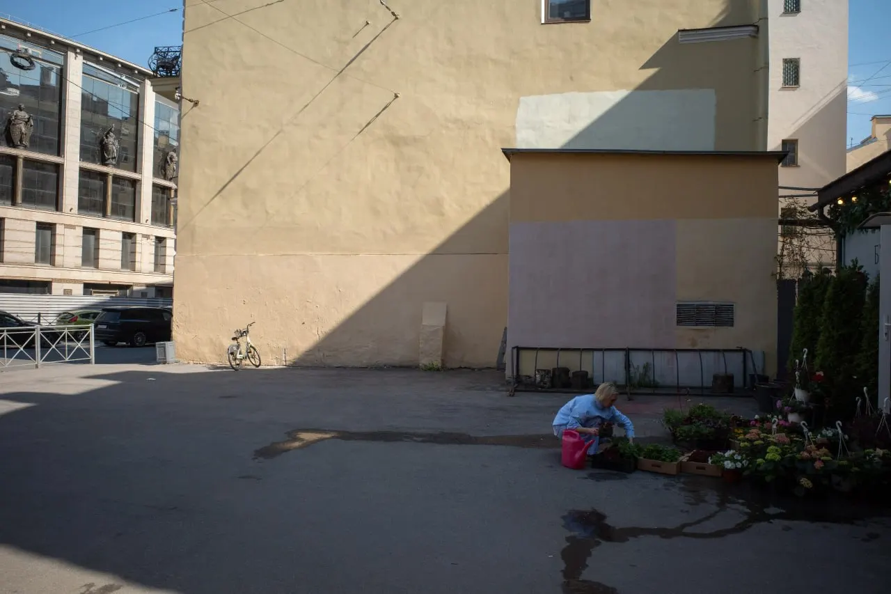 Кратко: в Петербурге сорвался фестиваль, объявили планы по благоустройству сквера в Репино, в суде — арест по делу о нападении на сотрудника силовых органов и появление новых топонимов. В стране и за рубежом — законопроект о преследовании эмигрантов, жертвы удара по Старобельску, падение дрона в латвийское озеро и внесение книги в список экстремистских материалов.