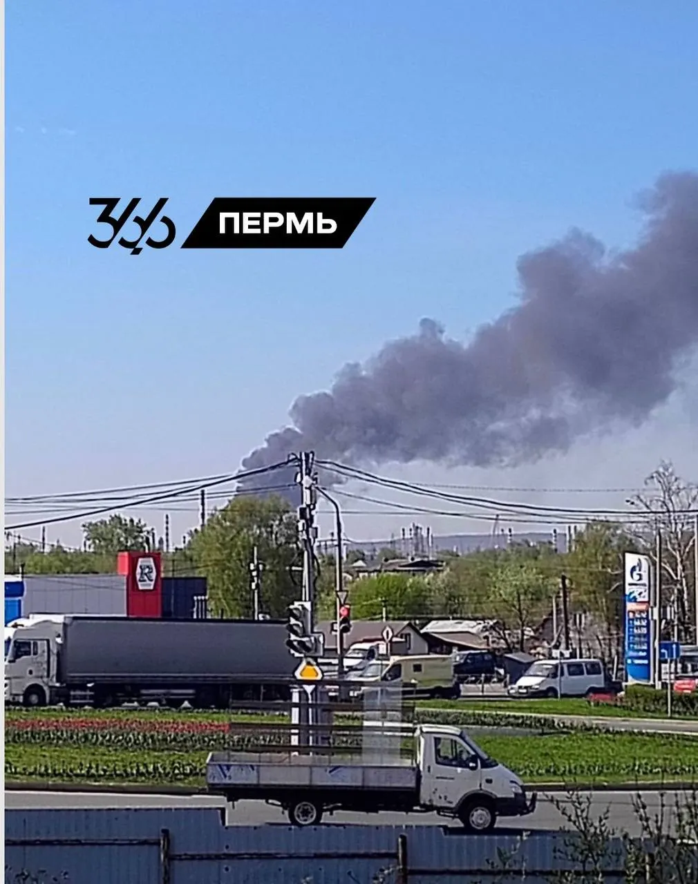 На промышленной площадке «Лукойл‑Пермнефтеоргсинтез» зафиксирован новый пожар после удара беспилотников. Губернатор сообщил о «прилётах» по промышленным объектам края, пострадавших нет; в ряде школ отменены занятия и проводятся эвакуации.