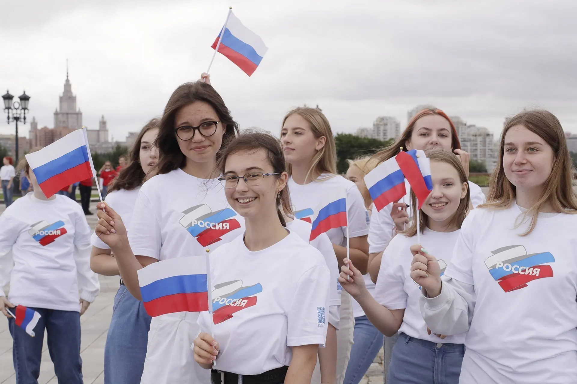 Федеральный проект с бюджетом в сотни миллиардов рублей рассчитан на 2025–2030 годы. Эксперты ставят под сомнение методики подсчёта «патриотического охвата» и указывают на искажения в статистике.