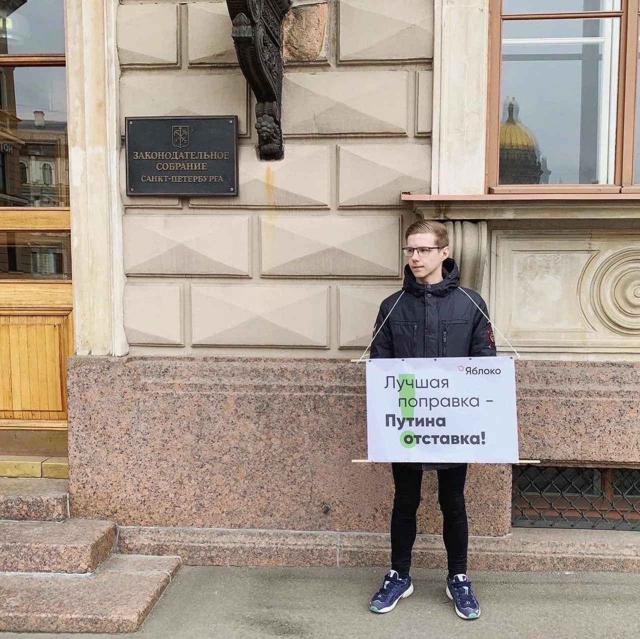 Вадим Ваганов сообщил, что его объявили в федеральный розыск. Точная уголовная статья пока не известна. Ранее на него были оформлены административные штрафы по закону об «иностранных агентах» и за «ЛГБТ‑пропаганду», а Минюст внёс его в соответствующий реестр в ноябре 2024 года.