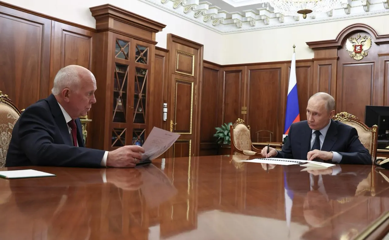 Глава «Ростеха» доложил президенту о задержках в производстве МС‑21 и Суперджет‑100: серийный выпуск ожидается не ранее следующего года, а ранее заявленные планы по объёмам выпуска сдвинуты.