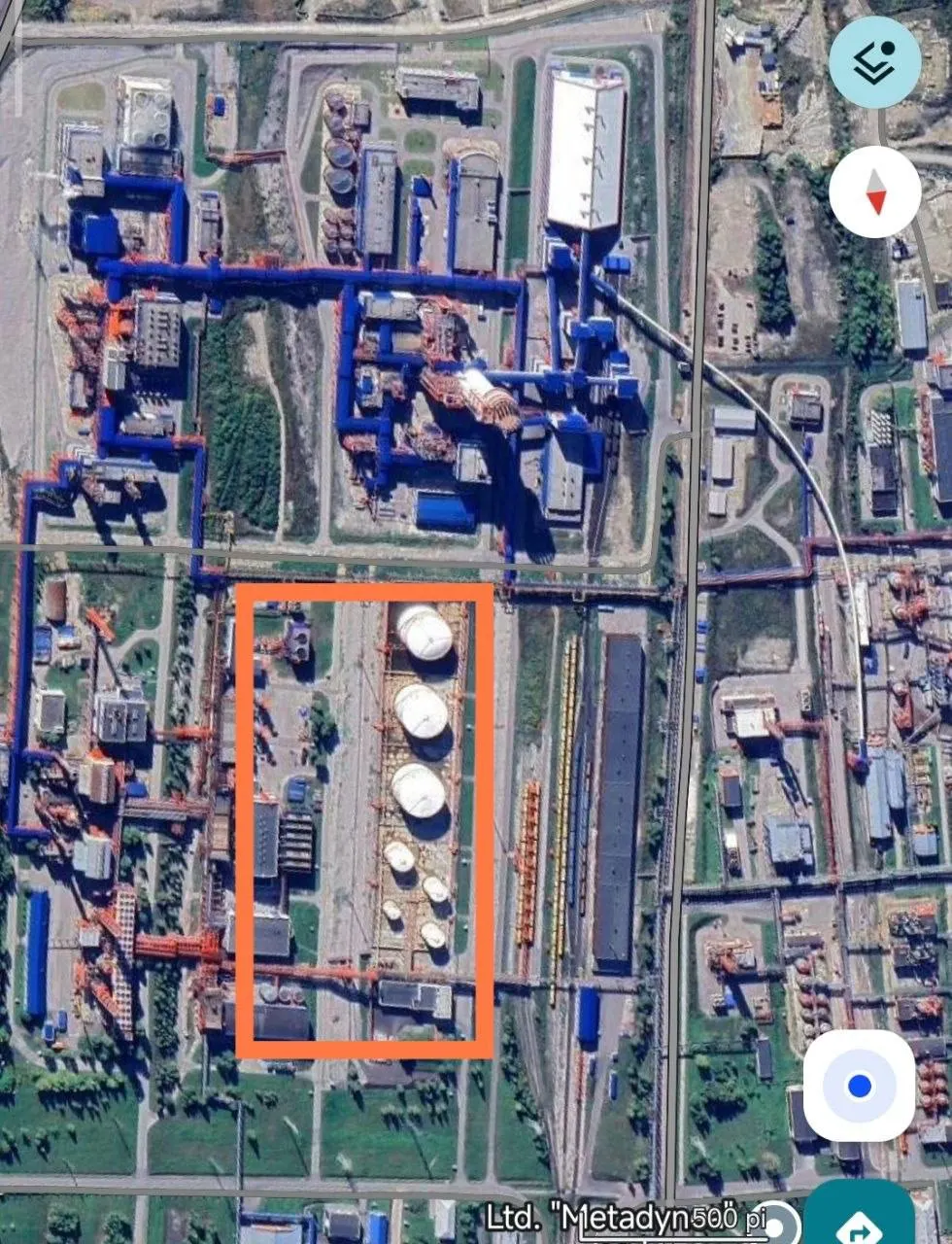 Во время удара мог быть повреждён резервуар с метанолом на предприятии в Пермском крае. Это создаёт угрозу воспламенения, отравления парами и попадания токсичных стоков в реку Косьва.