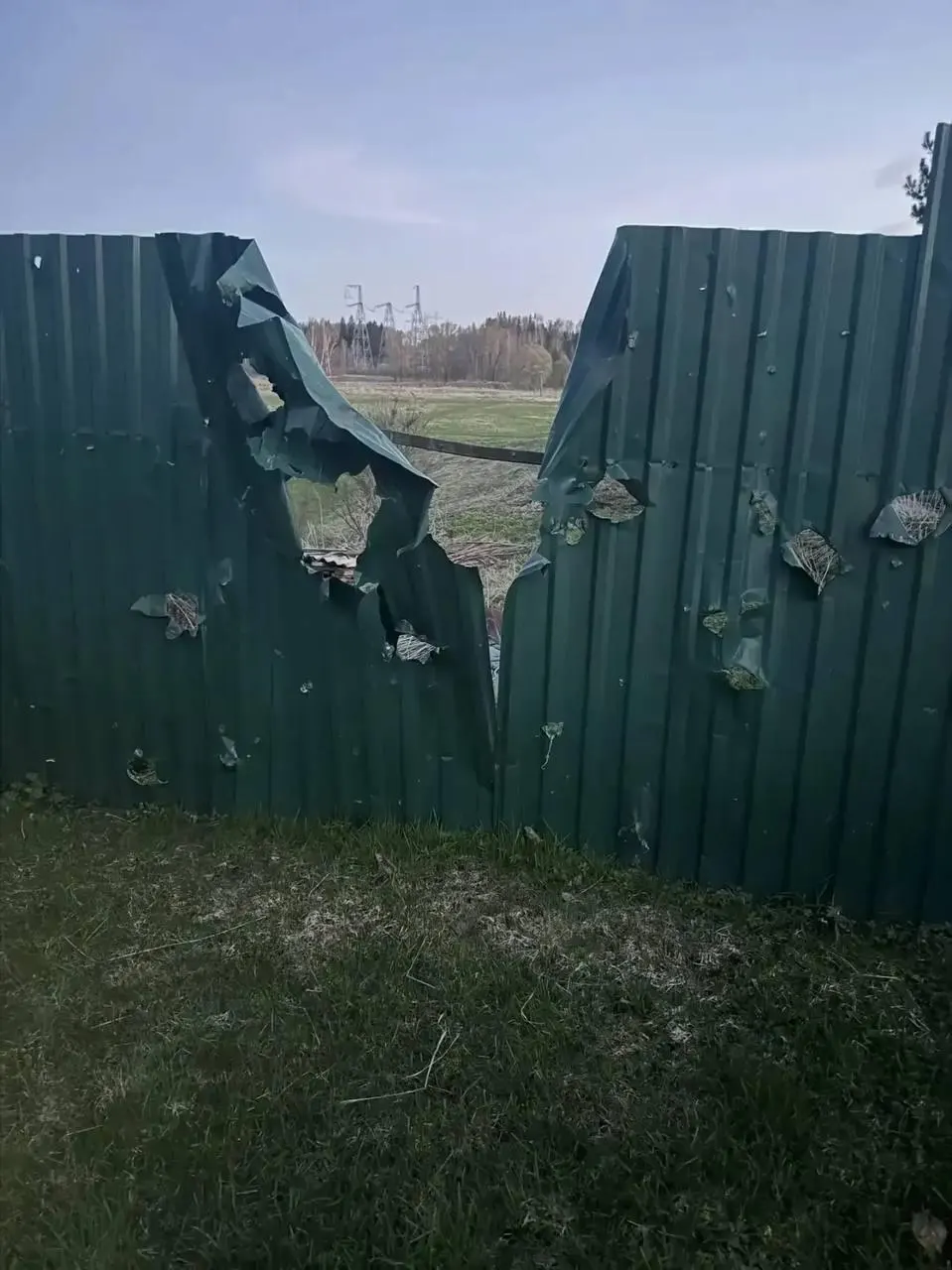 В результате налётов беспилотников в Московской и Ленинградской областях погиб 77‑летний мужчина. В ряде регионов сообщают о десятках и сотнях сбитых дронов; в Приморске произошёл пожар в порту, последствия ликвидированы.