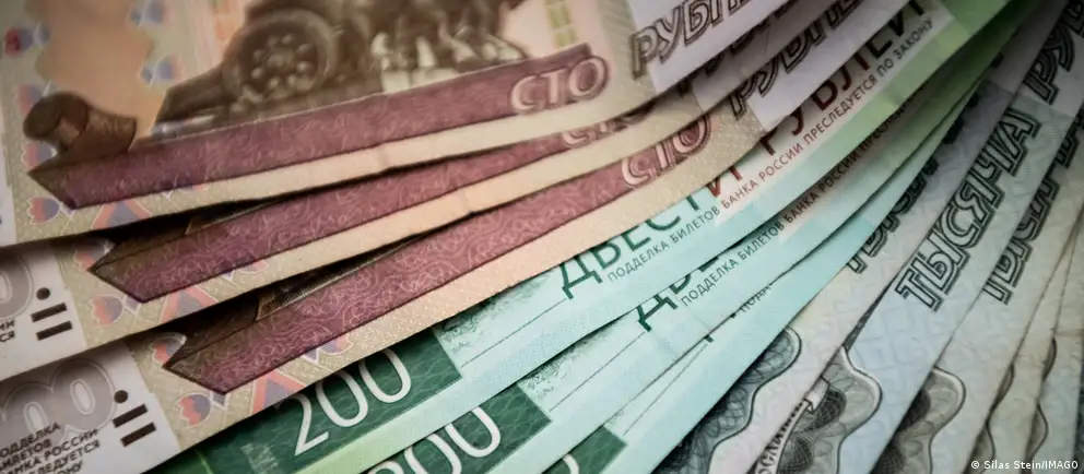 По оценке вице‑председателя правительства Александрa Новака, в 2026 году рост ВВП замедлится до 0,4%; сохраняется прогноз замедления инвестиций и снижения темпов прироста доходов населения.