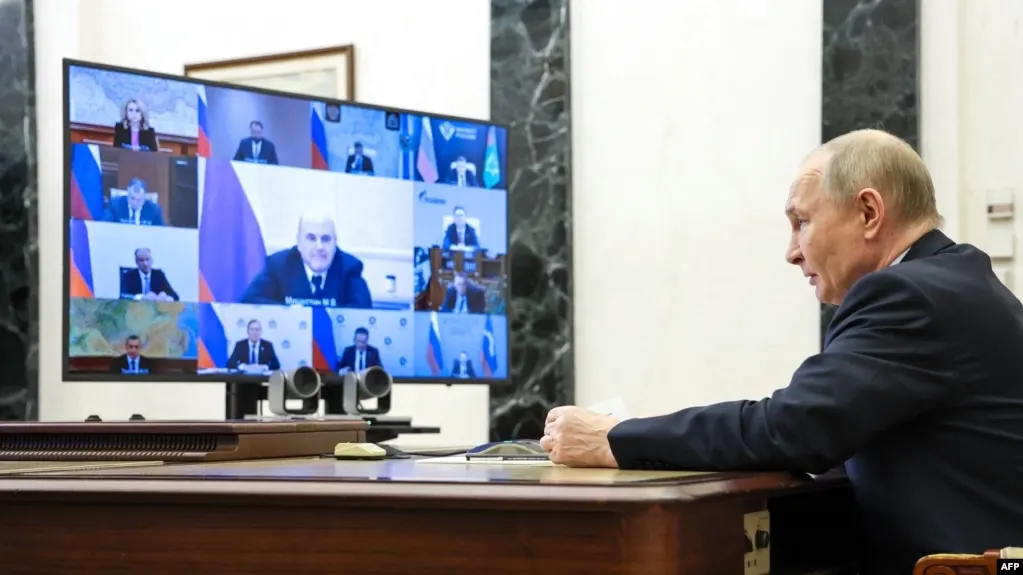 В опубликованном документе утверждается, что с начала марта 2026 года в Кремле вырос страх перед заговором и попыткой государственного переворота, включая возможное использование дронов для покушения; также описаны усиленные меры безопасности вокруг президента.