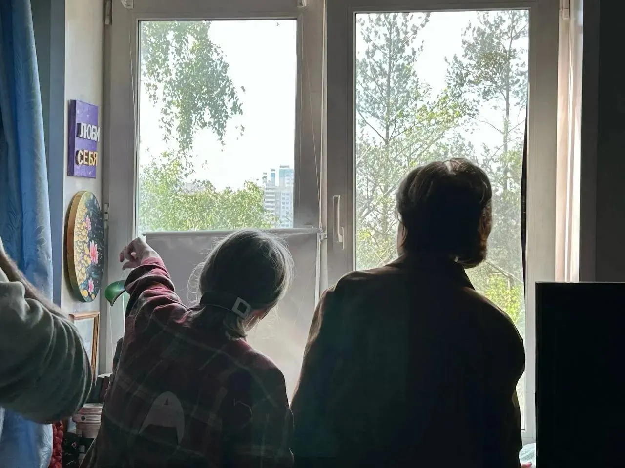 Ночью в Московской области зафиксированы прилёты беспилотников: в Химках дрон влетел в частный дом — есть погибшая и раненый, другой дрон попал в многоквартирный дом, также падали обломки у Шереметьево, часть рейсов была задержана.