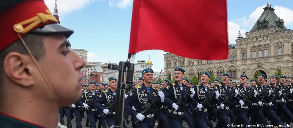 Парады и салюты в ряде российских городов в этом году пройдут в сокращённом формате или отменены. Официально это объясняют соображениями безопасности и оперативной обстановкой; эксперты указывают также на задействование техники на фоне войны и политические мотивы сохранения ритуалов.