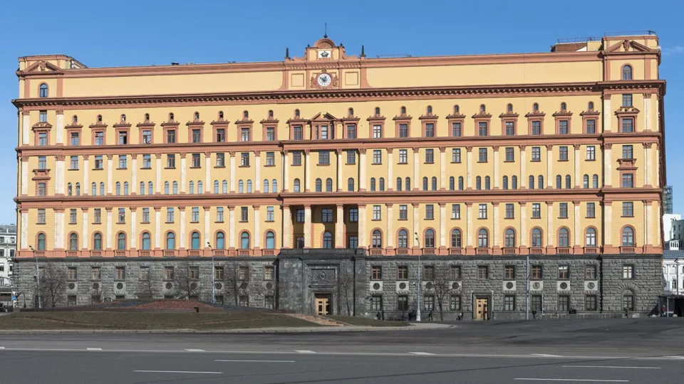 Руководитель Погранслужбы ФСБ Владимир Кулишов заявил, что меры Финляндии и Эстонии нарушают договоры о границе, создают риск конфликтов и осложняют безопасность судоходства; по его словам, на западных рубежах нарастает военное давление, а Россия готовится к различным сценариям развития событий.