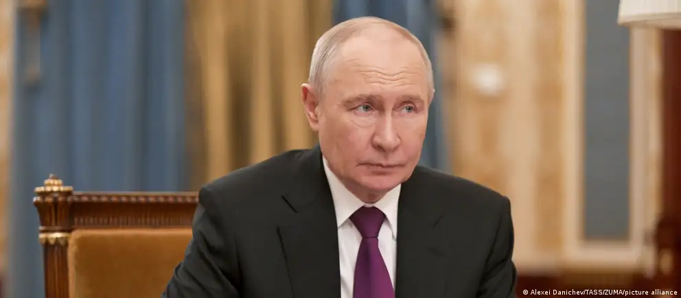 По данным отчёта разведки одной из стран ЕС, вокруг администрации президента усилилась тревога: ФСО усилила меры безопасности, ограничила передвижения и организовала работу из защищённых бункеров. В документе также говорится о росте напряжённости между силовыми ведомствами и связывают это с серией убийств и отключениями связи.