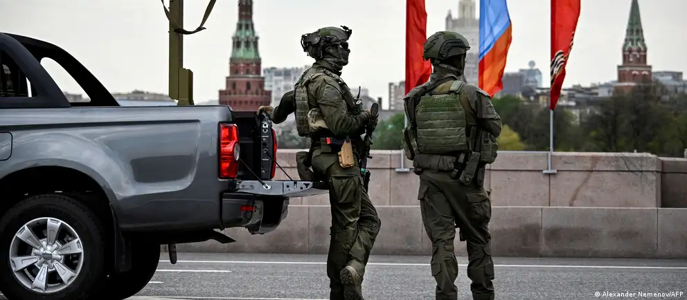 Российские власти аннулировали приглашения для иностранных корреспондентов на парад Победы на Красной площади. Официально объясняют изменения формата и соображениями безопасности на фоне нападений с беспилотников.