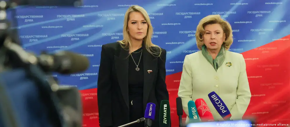 Яна Лантратова сменила Татьяну Москалькову и заявила о приоритете помощи участникам «СВО» и их семьям. Правозащитники восприняли её назначение с сомнением, указывая на политическую биографию и спорные инициативы.