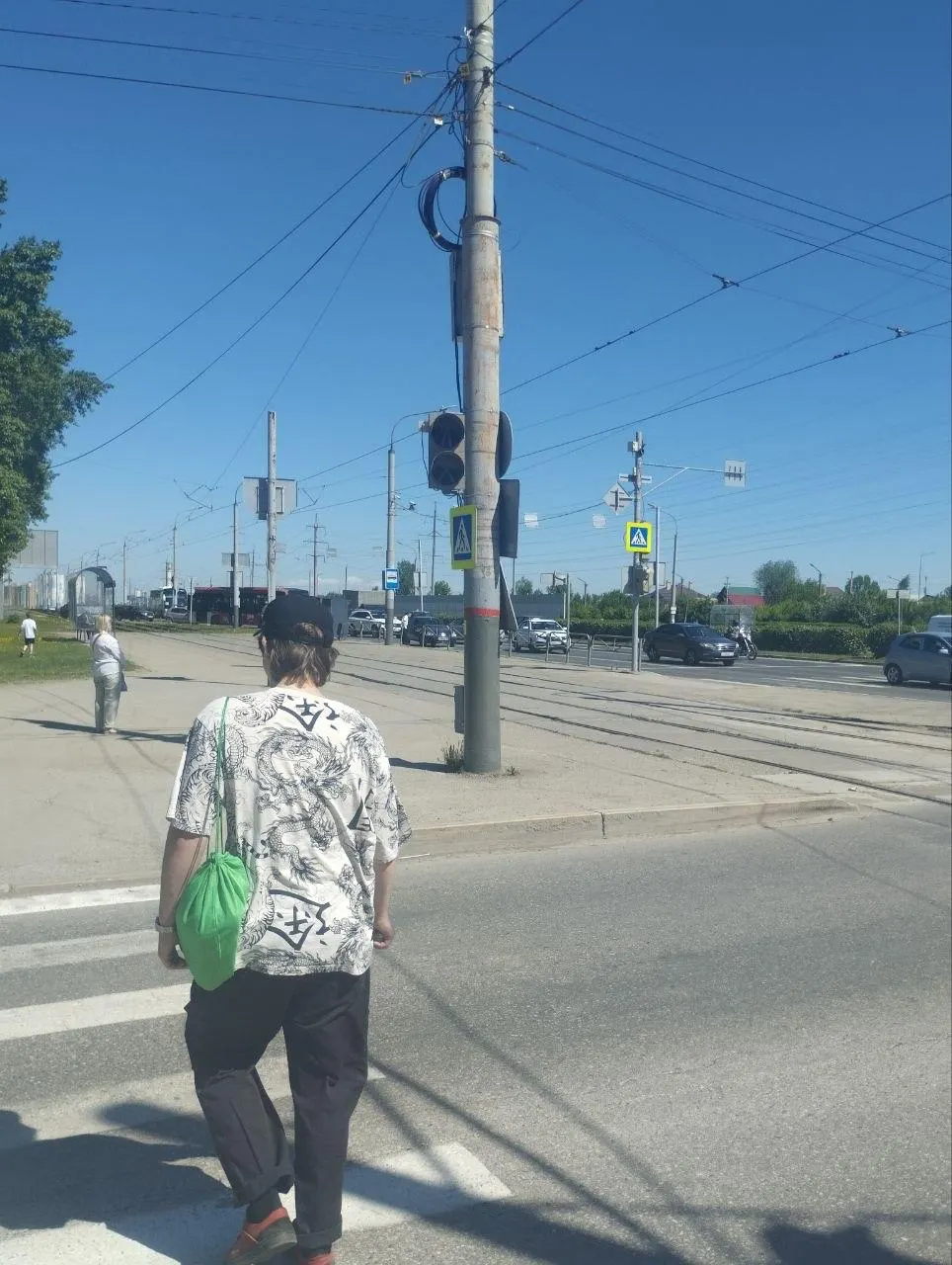 Жители сообщают, что светофор на перекрёстке Бульвара Гагарина и улицы Старцева не функционирует уже свыше семи дней, при этом ремонтные работы не начаты.