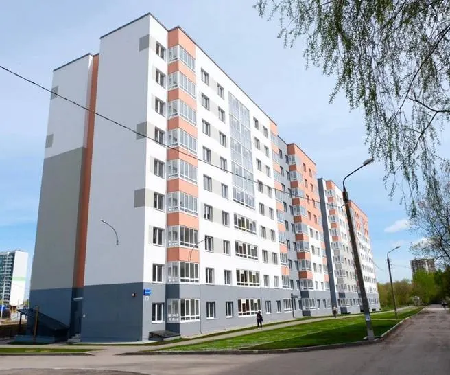 С января по май 2026 года в регионе расселили 20 тыс. кв. м аварийного жилья — 1 195 человек получили новое жильё. Программа рассчитана до 2031 года, на первый этап выделено федеральное софинансирование.