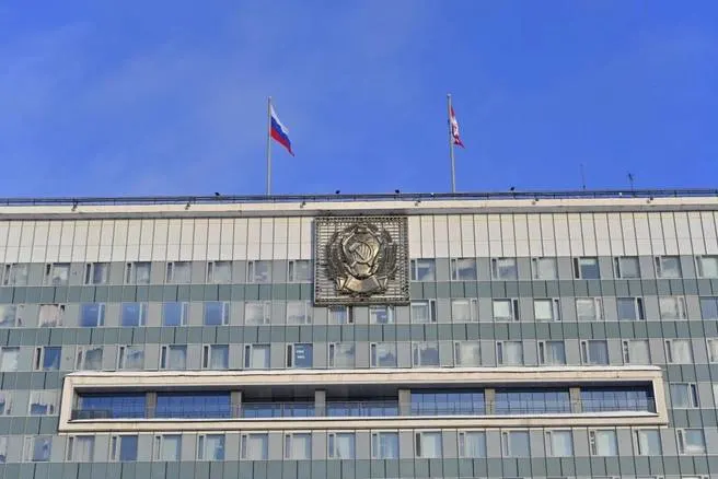 Законодательное собрание Пермского края приняло поправки: с осени 2026 года запрещается продажа, хранение и передача вейпов, устройств для нагревания табака и их комплектующих; за нарушение грозят штрафы от 15 до 100 тысяч рублей.