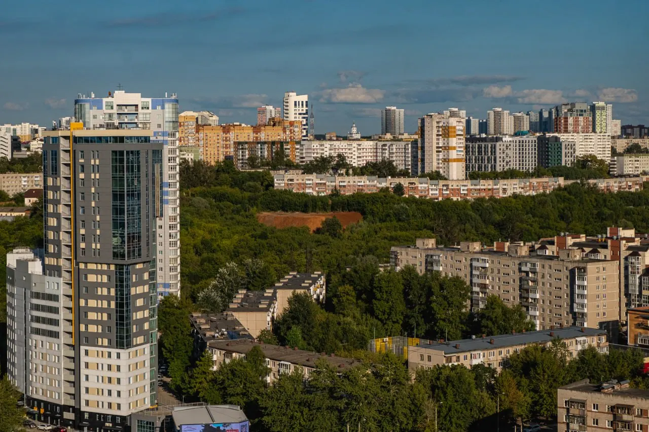 Мэрия впервые разместила карту с 1 390 заглубленными помещениями — подвалы и другие укрываемые пространства — и дала рекомендации управляющим компаниям по маркировке и информированию жителей.