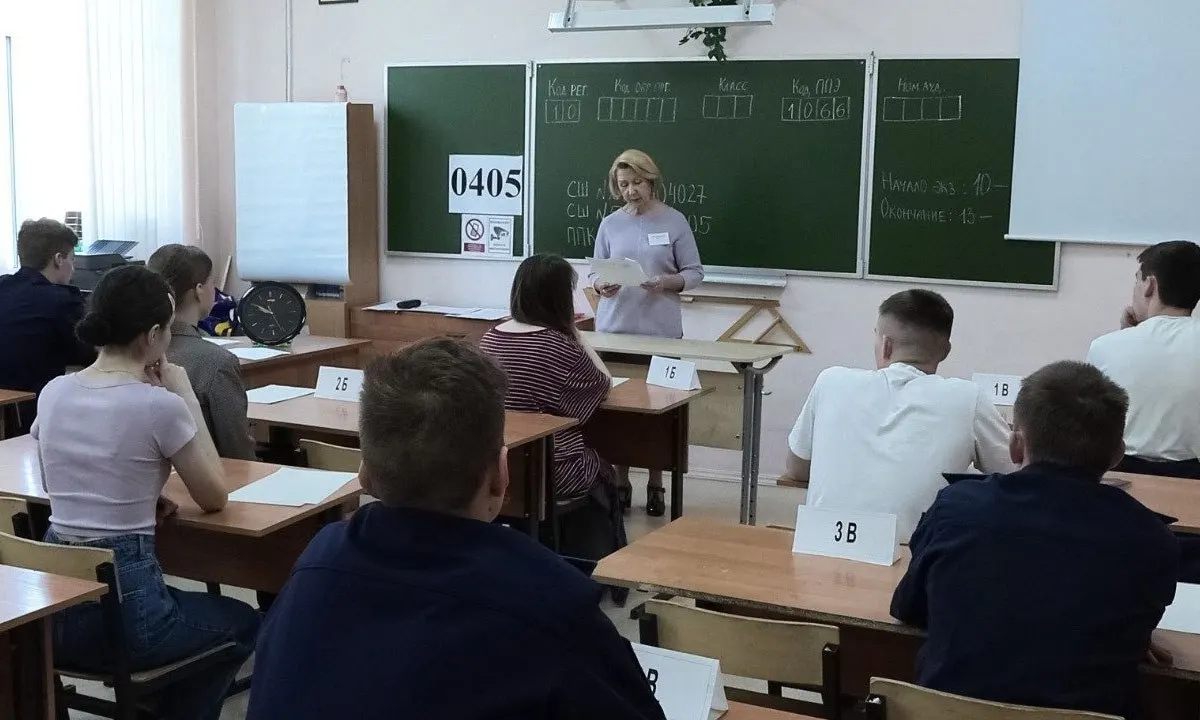 Рособрнадзор в новых методических рекомендациях запретил охране и организаторам прикасаться к сдающим ЕГЭ и их вещам. При срабатывании металлоискателя участника просят добровольно показать или сдать предмет.