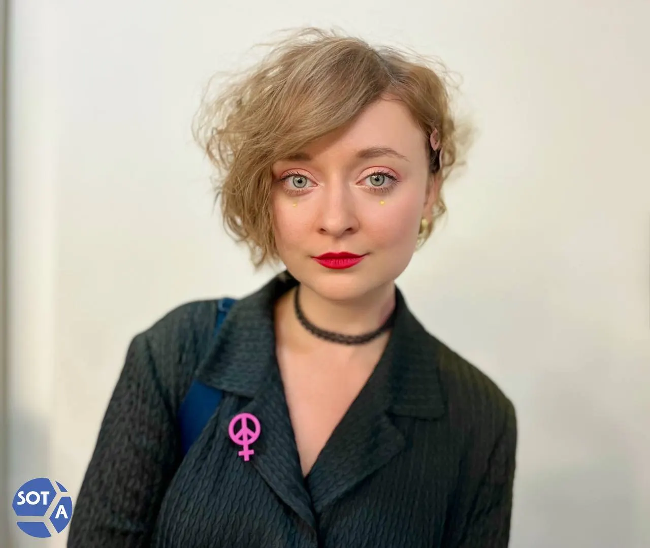 Фем‑активистка Дарья Серенко попала в обновлённый список Росфинмониторинга. В 2024 году против неё возбудили уголовное дело о нарушении обязанностей «иностранного агента», сейчас она объявлена в розыск.