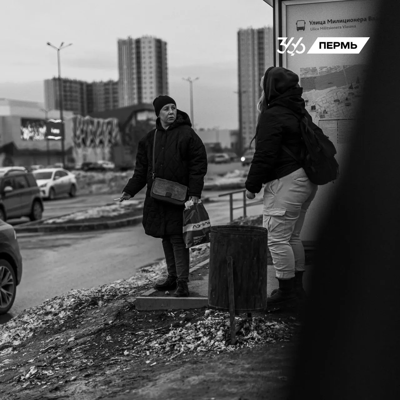 Пожар в Перми не потушен третий день подряд. Власти заявляют о сотнях укрытий, но не раскрывают адресов; по городу оседает слой нефтяной сажи, жители испытывают проблемы с качеством воздуха.