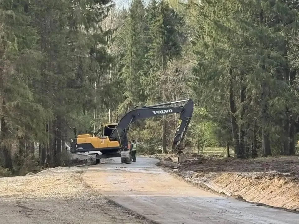 В Кировском районе на базе «Прикамье» возводят первую в Перми лыжероллерную трассу: подготовлено основание, проложены водопропускные трубы и уложен нижний слой асфальта. Трассу оснастят освещением, ограждениями и трибунами на 100 мест.