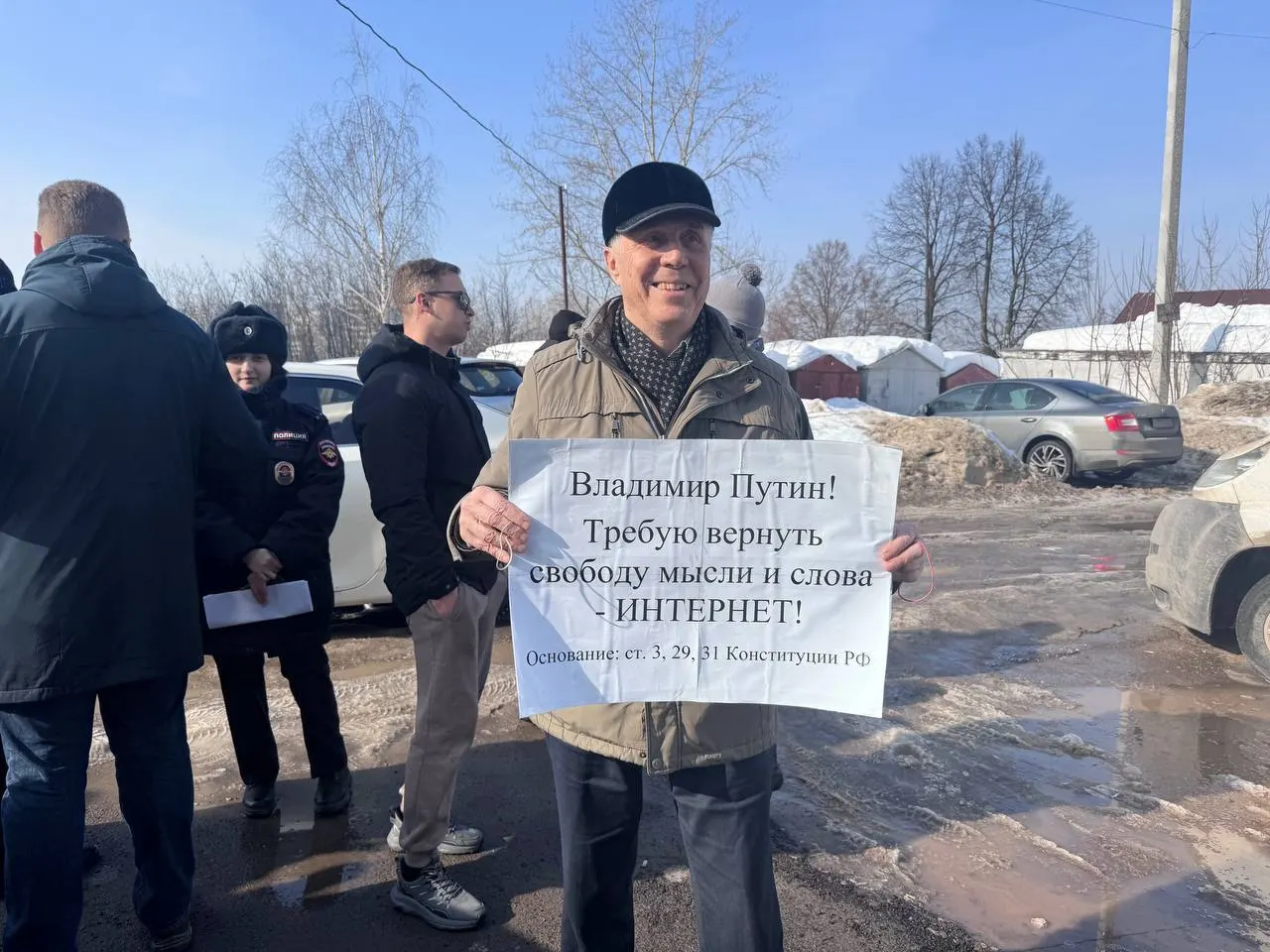 Пермский краевой суд отменил два административных штрафа, назначенные Виктору Гилину после одиночного пикета 15 марта; заседание прошло без представителей полиции.