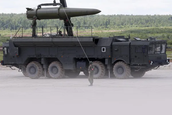 Минобороны России сообщило о переброске и разгрузке боеприпасов в полевые пункты ракетной бригады в Беларуси в рамках ядерных учений; на опубликованном ведомством видео видно оперативно‑тактический ракетный комплекс «Искандер».