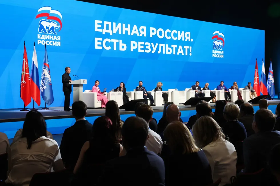 Политический блок администрации президента рекомендовал государственным и лояльным изданиям не выносить в заголовки слово «запрет», смягчать формулировки и «подсвечивать» позитивные инициативы единороссов на фоне падения рейтингов и предстоящих выборов.