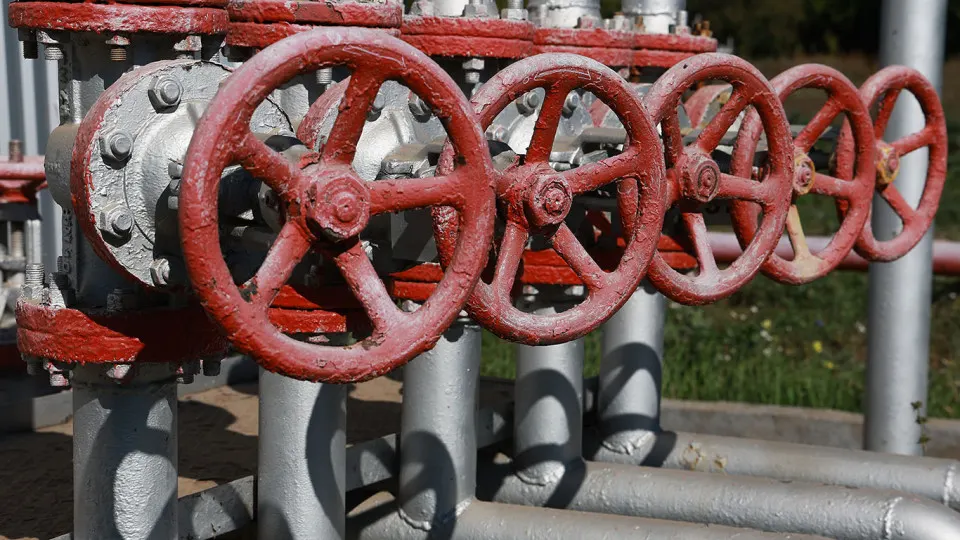 По оценке МЭА, добыча нефти в апреле снизилась до 8,83 млн баррелей в сутки — минимального уровня с 2020 года. Снижение связывают с ударами дронов по портовым терминалам, хранилищам и НПЗ, что привело к переполнению трубопроводной системы и падению экспорта нефтепродуктов.