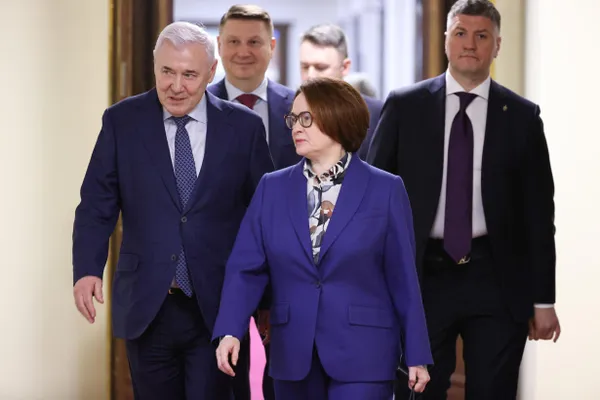 Чиновники и банкиры обсуждают несколько возможных кандидатов на замену Эльвиры Набиуллиной, чей срок истекает в июне 2027 года: Максим Орешкин, Пётр Фрадков и Андрей Костин.