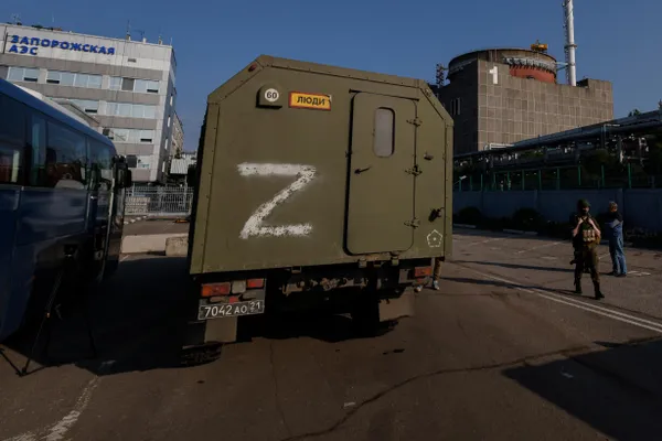 По заявлению «Росатома», украинский боевой дрон пробил стену машинного зала шестого энергоблока Запорожской АЭС: основное оборудование не пострадало, но произошёл взрыв и образовалась дыра. МАГАТЭ отмечало перебои связи со станцией.