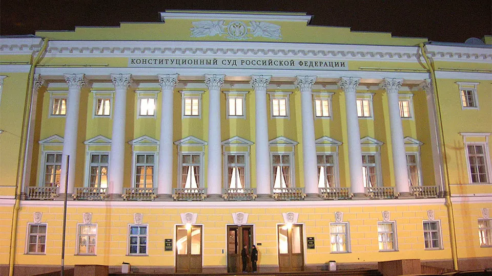 Председатель Конституционного суда заявил, что антикоррупционные иски не должны ограничиваться обычными сроками давности — позиция прозвучала на фоне дискуссий о лимите по делам деприватизации и влияет на передачу крупных активов государству.