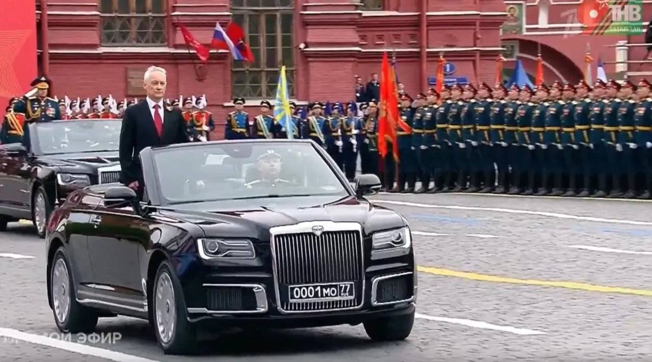 Во время смотра войск министр обороны Андрей Белоусов осмотрел кабриолет Aurus — эту модель собрали в Москве, а другие машины серии выпускаются в Елабуге.