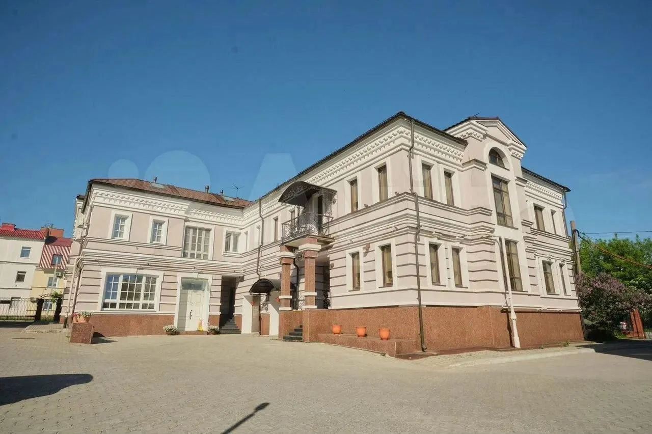 В микрорайоне Разгуляй на улице Клименко продают большой кирпичный дом с охраняемой территорией, гаражом, мансардой и видом на Каму.