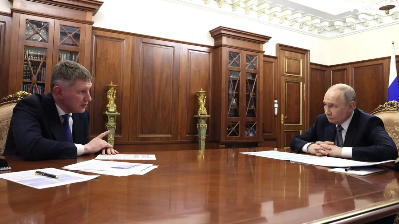 Министр экономического развития Максим Решетников заявил Владимиру Путину, что темпы роста российской экономики превысили американские; по ВВП на душу населения Россия по-прежнему отстает и занимает 66-е место по данным МВФ за 2026 год.
