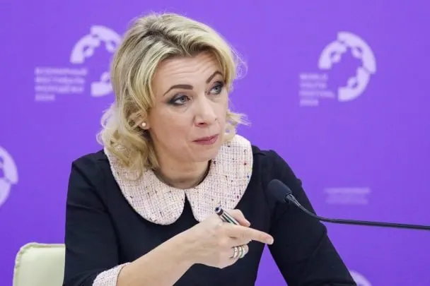 Официальный представитель МИД заявила, что сотрудники Госдепа уведомляют российских дипломатов о том, что их дети, родившиеся в США, считаются американскими гражданами по праву почвы, хотя семьи не подавали соответствующих заявлений.