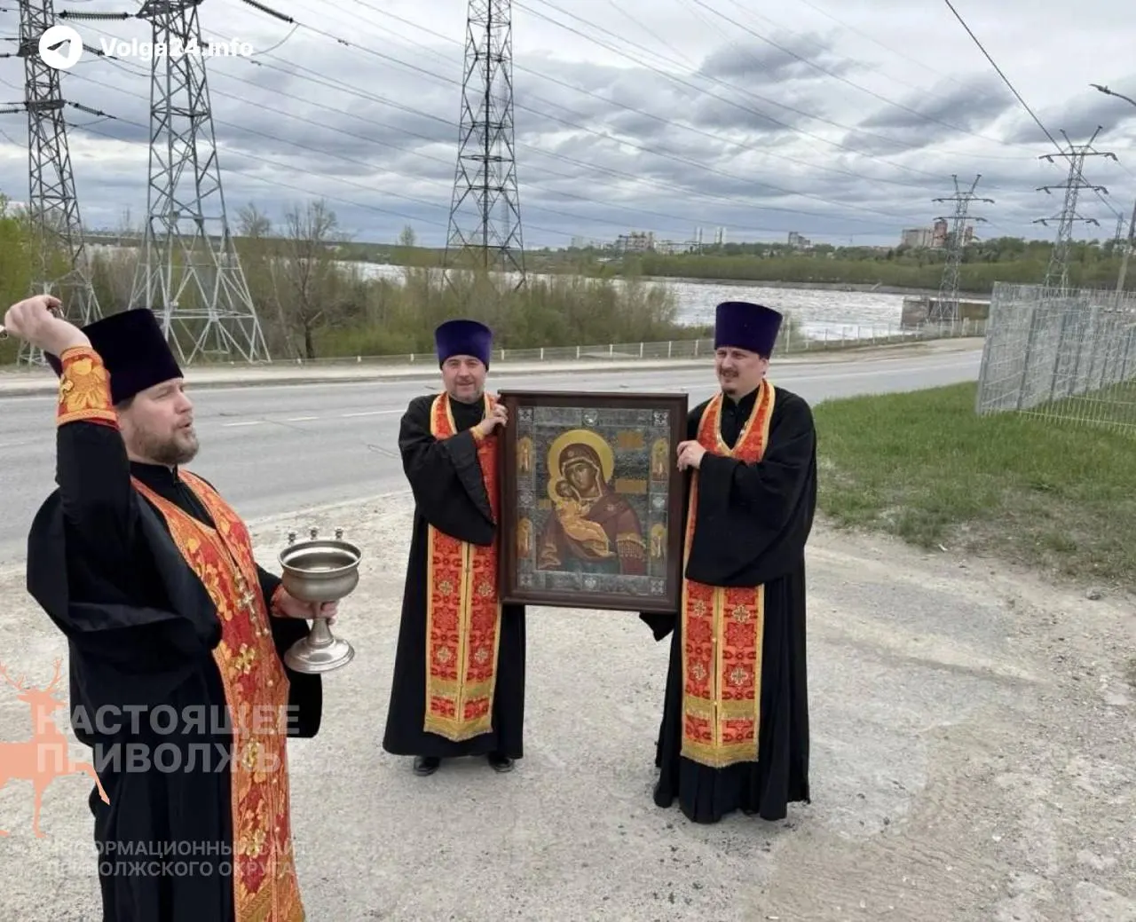 12 мая Пермская епархия организовала крестный ход на автомобилях вокруг города: священники с иконой объехали въезды в город и участок у Пермской ГЭС. Акция прошла на фоне недавних атак беспилотников на местные предприятия.