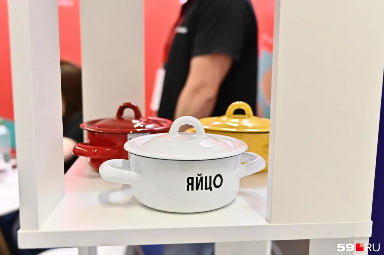 На площадке PermExpo прошли деловые встречи, лекции и ярмарка, где пермские фермеры и ремесленники представили изделия от сумок из бусин до лысьвенской посуды.