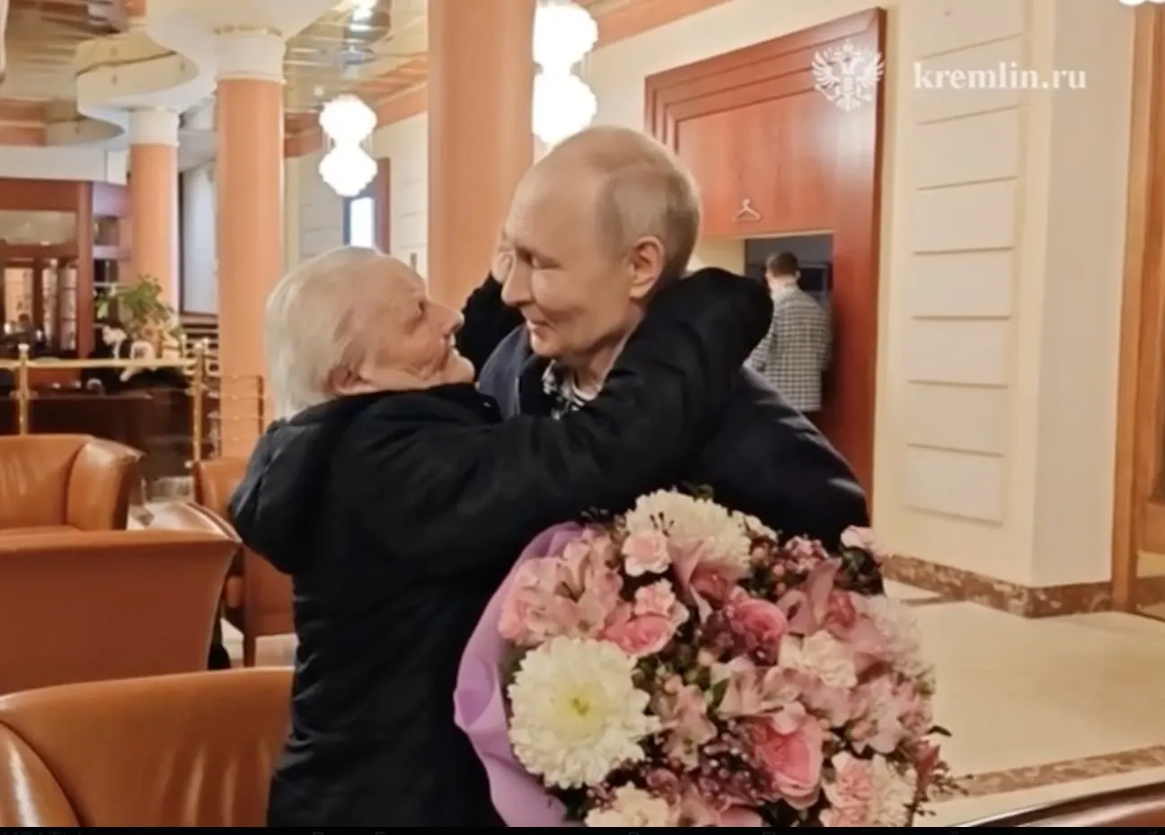 Президент обнял и поцеловал свою первую школьную учительницу — встреча оказалась трогательной, оба не смогли сдержать слёз.