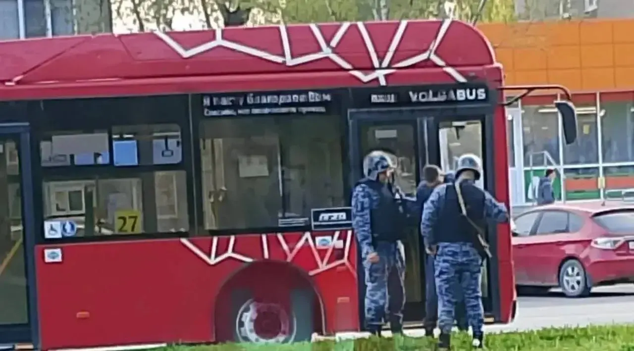 Сообщения о задержании водителя автобуса оказались недостоверными. В Пермгорэлектротрансе заявили, что водитель проходил медосмотр перед выходом на линию 12 мая — он был трезв. Росгвардию вызвал сам водитель из‑за агрессивного пассажира.