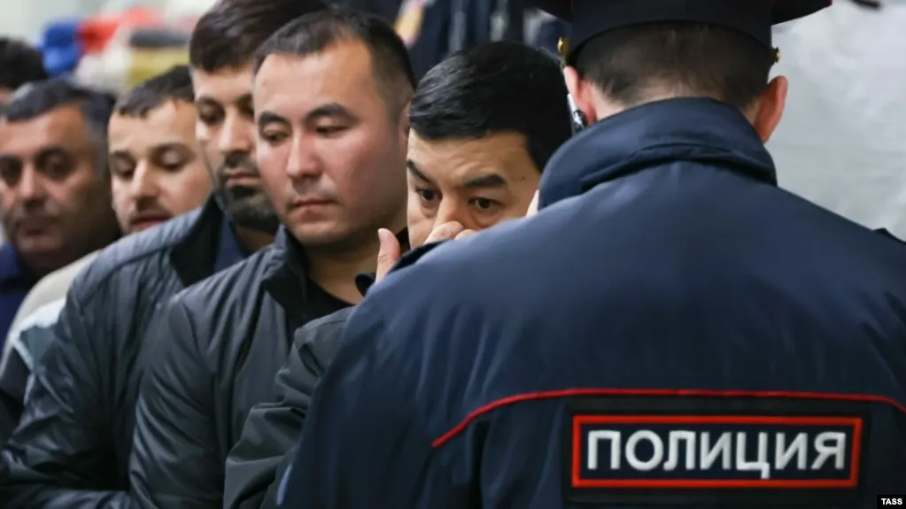 Проект предлагается внести в КоАП: для иностранцев и лиц без гражданства вводится административное выдворение за участие в несогласованных акциях, «дискредитацию» ВС, призывы к санкциям и другие нарушения; в перечень попадёт до 58 составов.