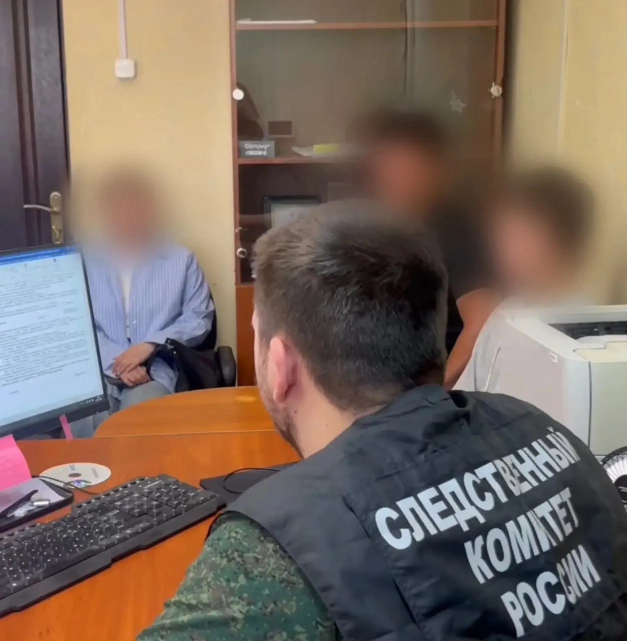 Подросток ударил пермячку в живот после замечания; по факту возбуждено уголовное дело, следователи изучают записи с камер и допрашивают свидетелей.