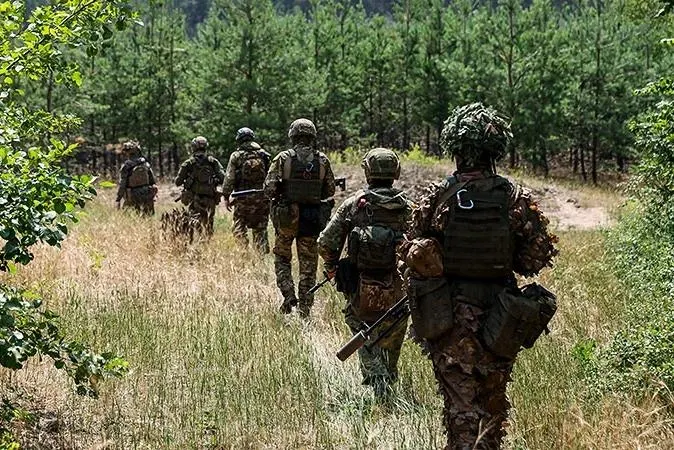 Минфин предупреждает о риске значительного перерасхода на военные нужды: в неблагоприятном сценарии дополнительные траты могут достигнуть триллионов уже в этом и следующих годах, для финансирования которых предлагают заморозить другие статьи расходов.