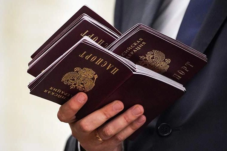 Депутаты «Единой России» подготовили поправки, позволяющие иностранцам с непогашенной судимостью претендовать на РВП, ВНЖ и гражданство, если их привлекли к ответственности за поддержку политики России или СВО за рубежом.